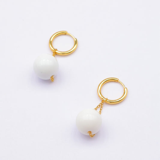 Boucles d’oreilles créoles blanches – Lunea, doré | Mitsury